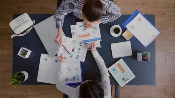 Vista dall'alto degli imprenditori donna controllare i grafici di gestione documenti — Video Stock