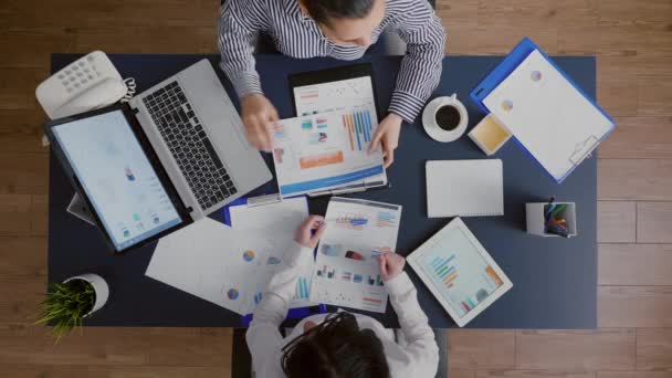 Vista superior del trabajo en equipo de mujeres de negocios analizando documentos gráficos de marketing — Vídeos de Stock