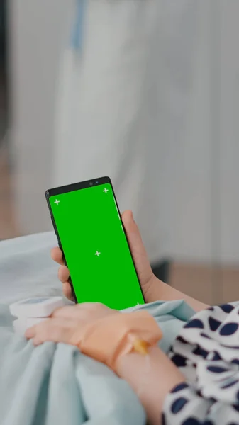 Garotinho segurando simular tela verde chroma telefone chave com display isolado — Fotografia de Stock