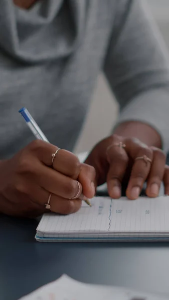 Afrikaans amerikaanse student schrijven middelbare school huiswerk op notebook werken op afstand — Stockfoto