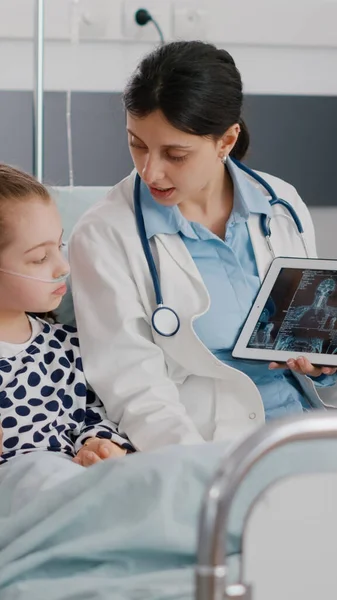 Praktiker barnläkare kvinnlig läkare pekar röntgen expertis visar — Stockfoto