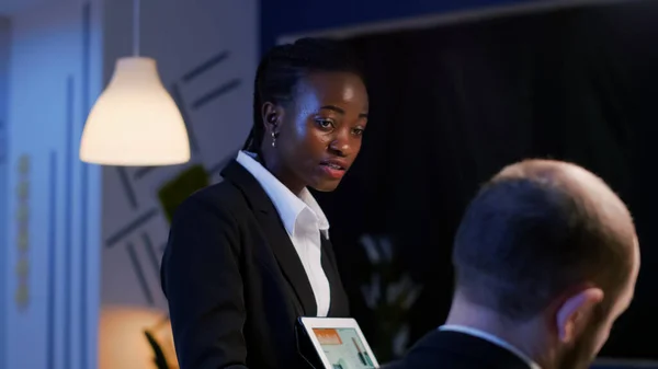 Empreendedor mulher negra explicando estratégia de gestão usando tablet — Fotografia de Stock