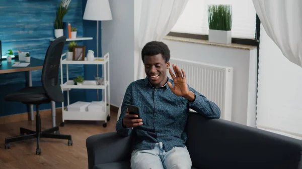 Africano americano chico saludando colegas o familia mientras habla en línea video conferencia llamada —  Fotos de Stock