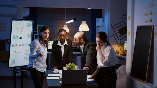 Multi ethnique hommes d'affaires brainstorming idées d'entreprise vérifier les statistiques graphiques — Photo