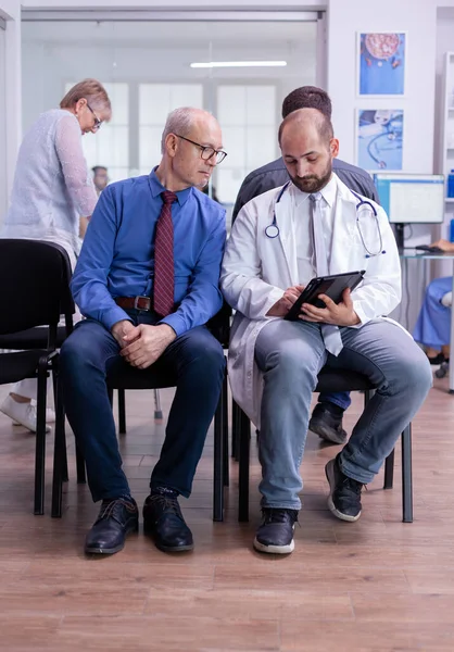 Médecin spécialiste parlant avec un vieil homme expliquant le résultat du test — Photo