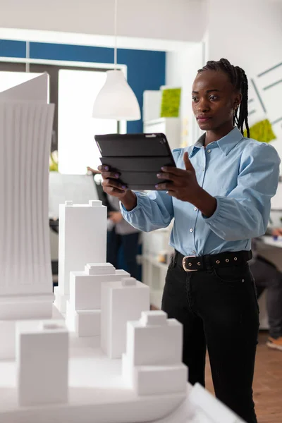 Architect woman of african american ethnicity working — Stock Photo, Image