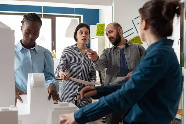 Grupo de trabajo de arquitectura diversa hablando de proyecto — Foto de Stock