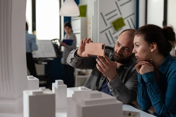 I colleghi architetti professionisti lavorano sullo smartphone — Foto Stock