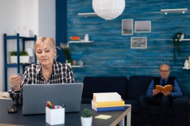 Kıdemli kadın banka soymayı öğreniyor.