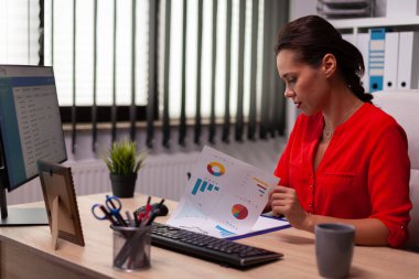 Masada oturan iş kadını girişimci.