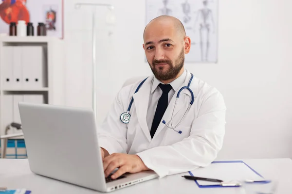 Portrait of specialist physician man looking into camera during healthcare meeting — Stock Photo, Image