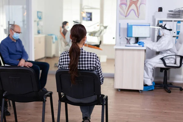 Paciente en consulta de odontología esperando el diagnóstico — Foto de Stock