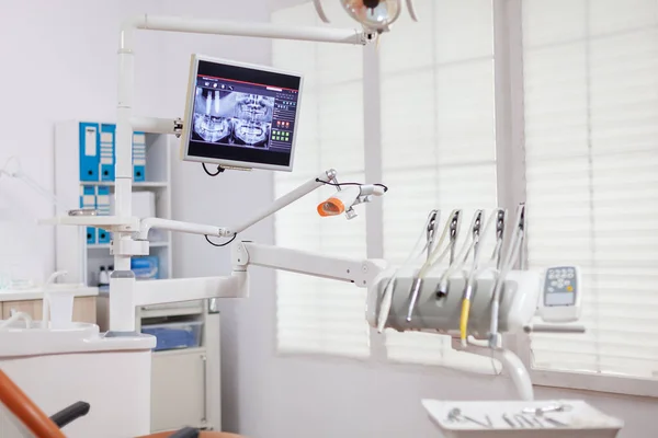Instrumentos e ferramentas odontológicas em um consultório odontológico — Fotografia de Stock