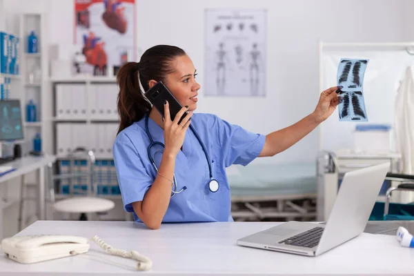 Infermiera medica con radiografia paziente — Foto Stock