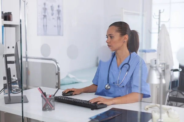 Médico que utiliza o computador — Fotografia de Stock