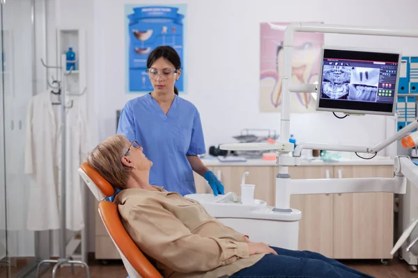 Пациент разговаривает о гигиене полости рта в стоматологической клинике — стоковое фото