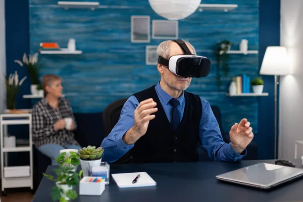 Senior man draagt virtual reality headset — Stockfoto