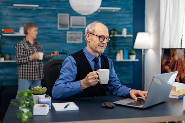 Homme âgé heureux après avoir lu un e-mail — Photo