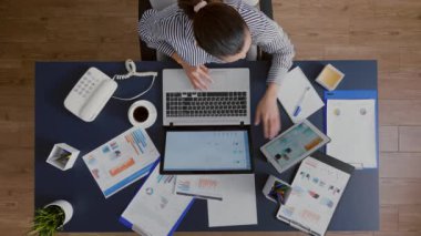 Yöneticiyle şirket istatistiklerini tartışan iş kadınlarının en üst görüşü