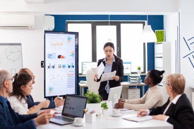 Öfkeli yönetici kadın çeşitli şirket çalışanlarına bağırıyor.