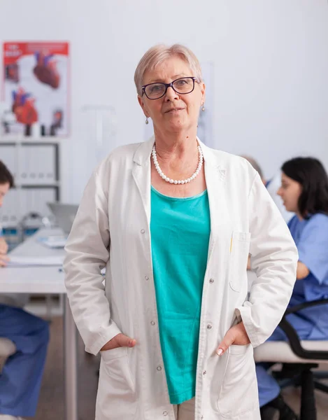 Porträt einer leitenden Kinderärztin vor der Kamera — Stockfoto