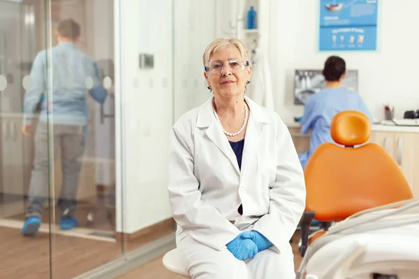 Портрет лікаря-спеціаліста, який працює в стоматологічній кабінеті — стокове фото