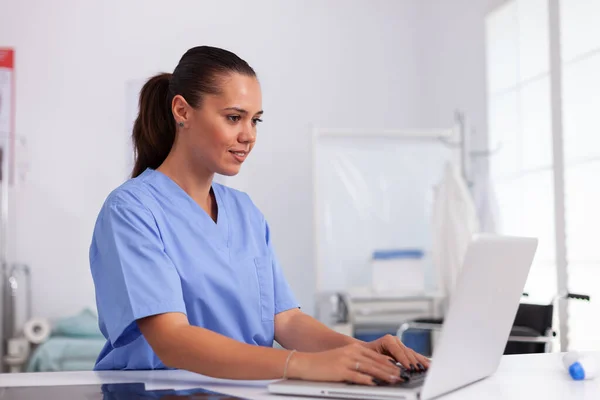 Infirmière médicale en uniforme utilisant un ordinateur portable — Photo