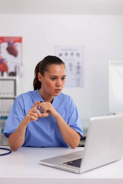 Confused medical practitioner — Stock Photo, Image