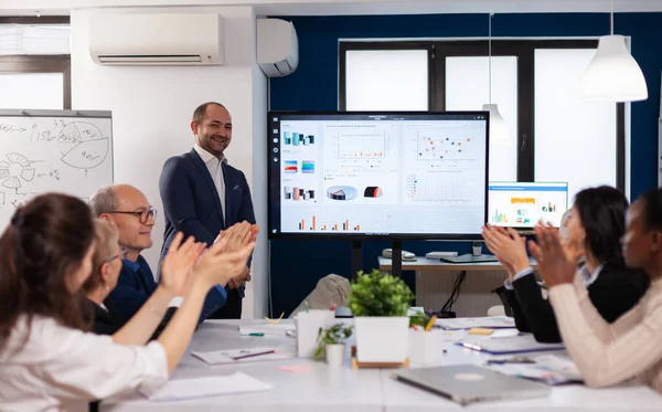 Hombre de negocios exitoso que presenta la buena evolución de la empresa — Foto de Stock