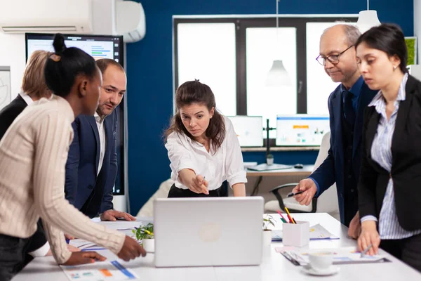 Vielfältiges Team von Arbeitern im Gespräch, beim Betrachten von Dokumenten — Stockfoto