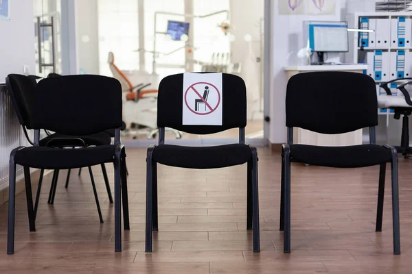 Wartezimmer in neuer normaler Klinik, in der niemand drin ist — Stockfoto