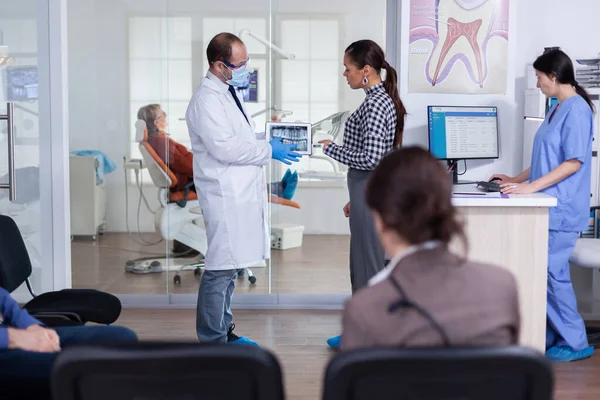 Tandarts tanden gezondheidszorg specialist uit te leggen behandeling — Stockfoto