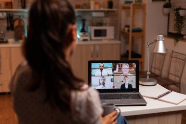 Gece yarısı ekiple bir video konferansı.