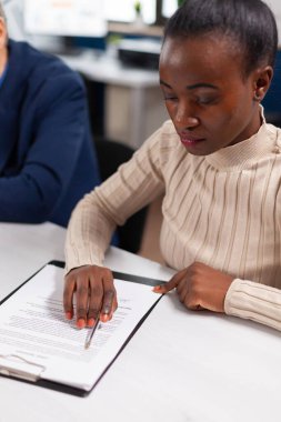 Şirket lideriyle mali strateji planlaması için ekip toplantısı başlat,