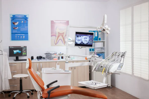 Стоматологическое кресло и другие аксессуары, используемые стоматологом — стоковое фото