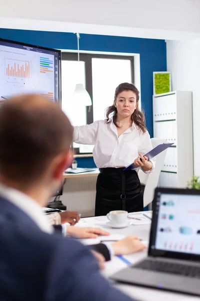 Presentadora líder ejecutiva mujer dando presentación financiera — Foto de Stock