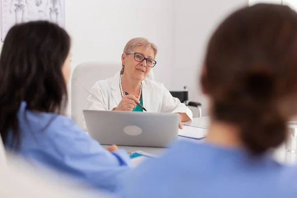 Portrait de médecin médecin femme âgée expliquant le traitement médicamenteux des soins de santé — Photo