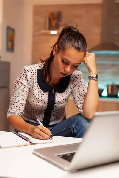 Mujer independiente concentrada que trabaja horas extras — Foto de Stock