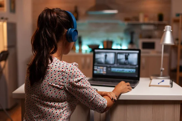 Woman working with video footage on laptop — Stock Photo, Image