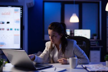 Happy Freelancer finansal ağda çalışan dizüstü bilgisayarından iyi haberler alıyor.