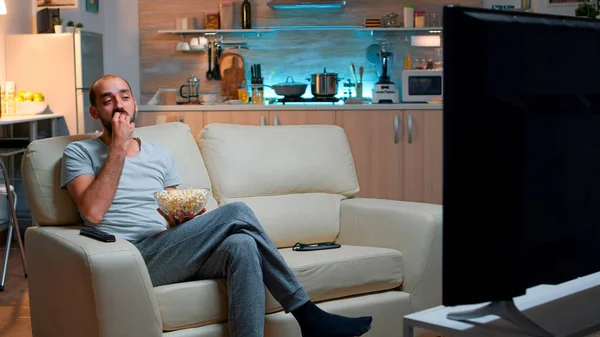 Homem comendo pipocas e assistindo TV — Fotografia de Stock