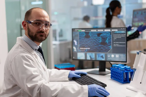 Ritratto di uomo scienziato che guarda la macchina fotografica nel laboratorio moderno — Foto Stock