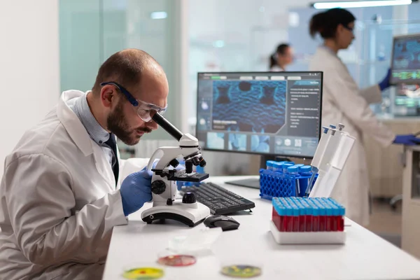 Microbiólogo trabajando para encontrar una vacuna contra el virus en el laboratorio —  Fotos de Stock