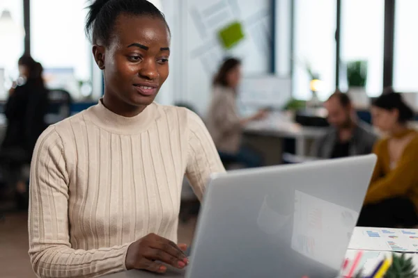 Responsabile nero che legge le attività sul computer portatile — Foto Stock