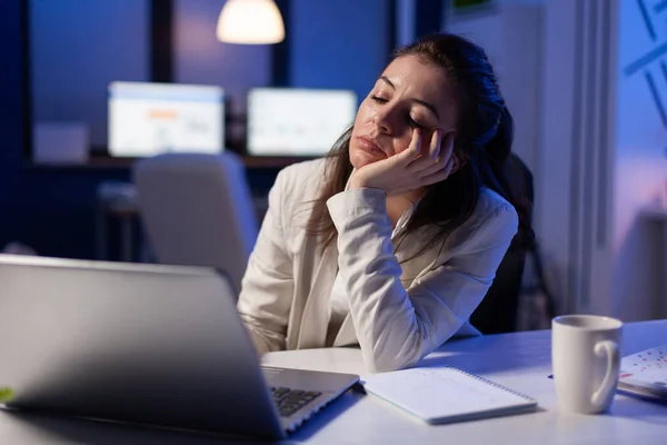Uitgeputte freelancer die voor laptop in slaap valt — Stockfoto