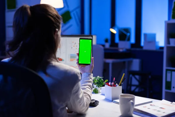 Entreprenör tittar på smartphone med grön skärm — Stockfoto