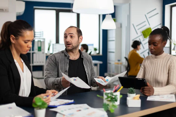 Squadra di avvio preoccupata che discute dei risultati finanziari — Foto Stock