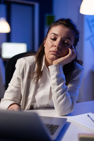 Utmattad affärskvinna ser trött ut i kameran suckande vilande huvud i handflatan — Stockfoto