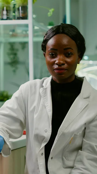 Punkt afrykańskiej kobiety siedzącej przy biurku w laboratorium farmaceutycznym — Zdjęcie stockowe