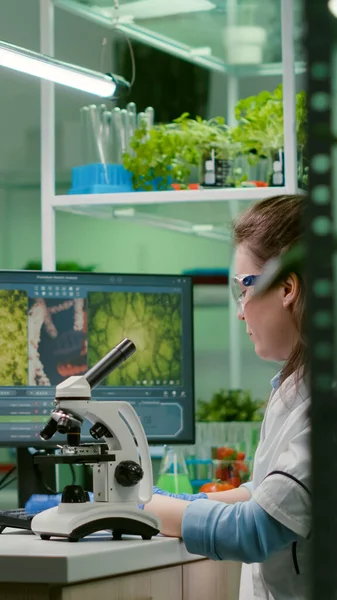 Biokemi läkare undersöker kemiska test med hjälp av mikroskop — Stockfoto